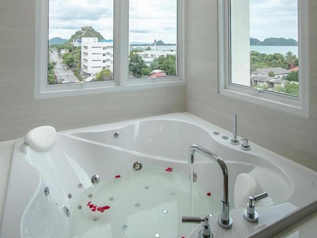Prachuap Grand Hotel Prachuap Khiri Khan Bagian luar foto